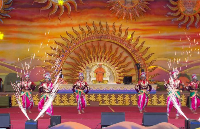 વડોદરામાં મહંતસ્વામીનો 92મો જન્મજયંતી મહોત્સવ: ગિનિસ વર્લ્ડ રેકોર્ડ સર્જાયો, 13 હજાર NRI સહિત 2 લાખ હરિભક્તો આવ્યા