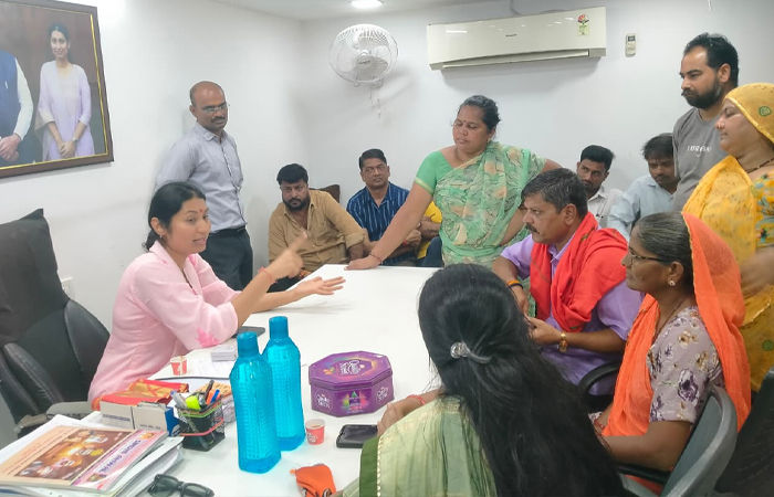નરોડામાં ગટરની સમસ્યાથી ત્રસ્ત લોકોનો ધારાસભ્યની ઓફિસ પર હંગામો, અધિકારીઓ ધક્કા ખવડાવતા હોવાનો આક્ષેપ
