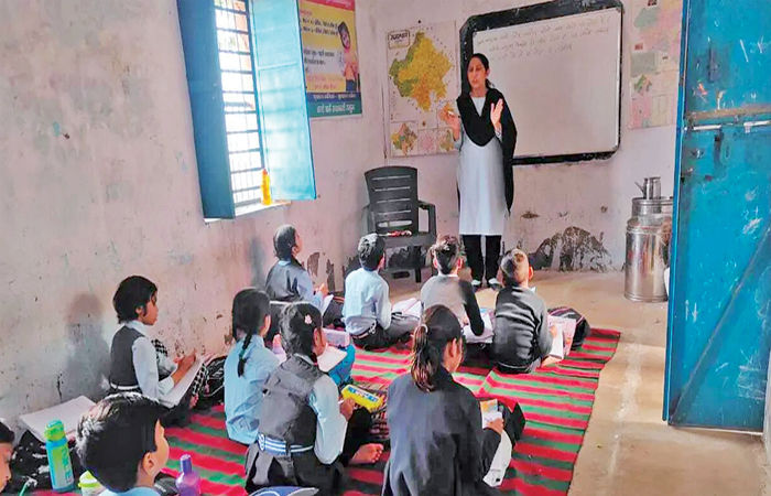 સાચી ગ્રામ શિક્ષિકા દર્શના ચૌધરી                    .