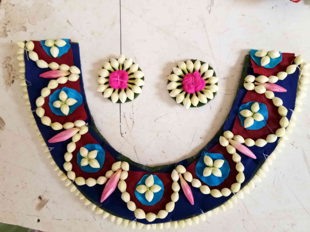જગપ્રસિધ્ધ દ્વારકાધીશ મંદિરે કાળિયા ઠાકોરને પુષ્પોના શૃંગાર