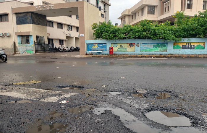રાજકોટમાં રસ્તા હજુ ભંગાર, મનપાની કચેરી પાસે જ ગાબડાં
