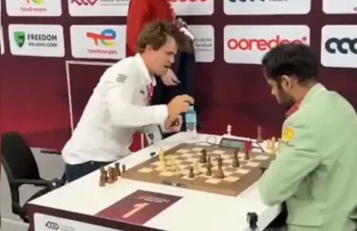 VIDEO : વર્લ્ડ નંબર-1 ચેસ ચેમ્પિયને ફરી હદ વટાવી! ભારતીય ખેલાડી સામે ગુસ્સામાં ટેબલ પછાડ્યું