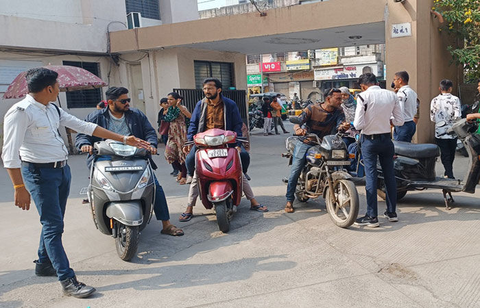 અમે તમારી કચેરીમાં આ રીતે વેરો ઉઘરાવવા આવીએ છીએ ?!
