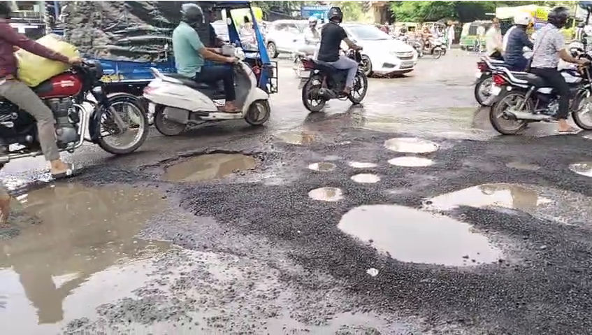 અમદાવાદના રિંગ રોડ પરના બ્રિજમાં ગાબડાં પડ્યાં, ગંભીરા બ્રિજ જેવી દુર્ઘટના બાદ તંત્ર જાગશે?