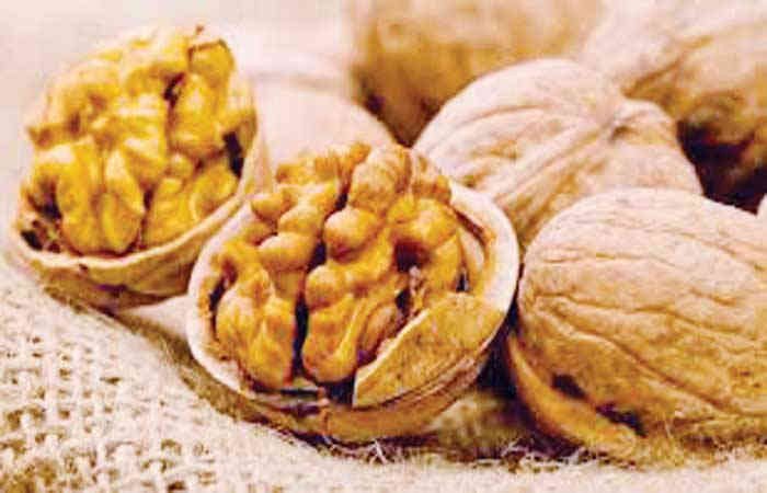 હૃદયની બીમારીઓથી અખરોટ બચાવે છે, પેટમાં બેક્ટેરિયાની વૃદ્ધિમાં લાભદાયી