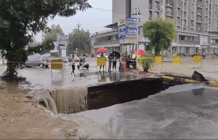 VIDEO: અમદાવાદમાં સાત ઈંચ વરસાદમાં ઠેર ઠેર પાણી ભરાયા, પાંચ અન્ડરબ્રિજ બંધ, શેલામાં બસ સમાઈ જાય એટલો ભૂવો