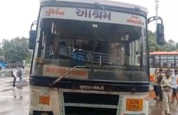 સંતરામપુરથી અમદાવાદ જતી ST બસના 'દારૂડિયા' ડ્રાઈવરે સ્પીડ બ્રેકર કુદાવ્યો, મુસાફરોને થઈ નાની-મોટી ઈજાઓ