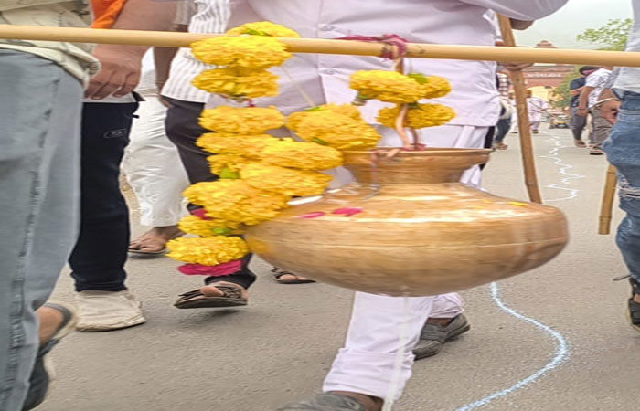 ગિરનાર ફરતે 36 કિમીના રૂટ પર દૂધધારા વહાવી પરંપરાગત પરિક્રમા