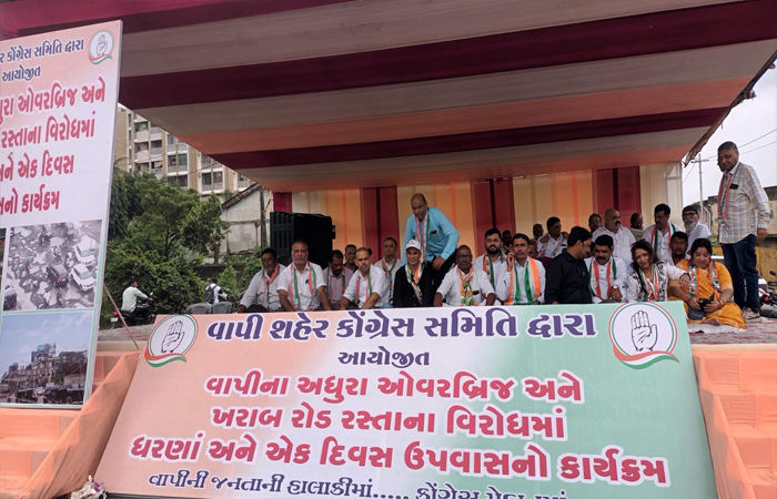 વાપીમાં રેલવે ફલાય ઓવરની કામગીરી મંથરગતિએ અને બિસ્માર માર્ગ સામે કોંગ્રેસના ધરણા