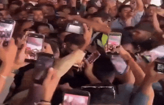 VIDEO: વડોદરામાં ‘કોહલી મેનિયા’: એરપોર્ટ પર વિરાટને જોવા કીડિયારું ઉભરાયું, સુરક્ષાકર્મીઓને પરસેવો છૂટ્યો