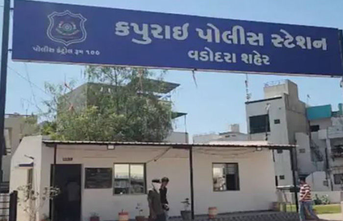 ભાજપના સિનિયર કાર્યકર્તાની પાર્ક કારનો કાચ તોડી લેપટોપ, મોબાઈલફોન તથા અગત્યના ડોક્યુમેન્ટ ચોરી અજાણ્યો તસ્કર ફરાર