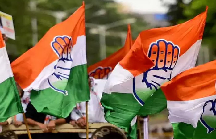 વડોદરાના વોર્ડ નંબર 15ના કોંગ્રેસના ઉમેદવારોએ પોતાની ઉમેદવારી નોંધાવી