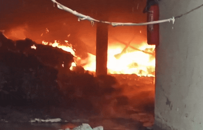 VIDEO: વડોદરાના ડભોઇ રોડ ખાતેના હરિભક્તી એસ્ટેટમાં ગાદલાના ઉત્પાદનના ગોડાઉનમાં આગની ઘટના