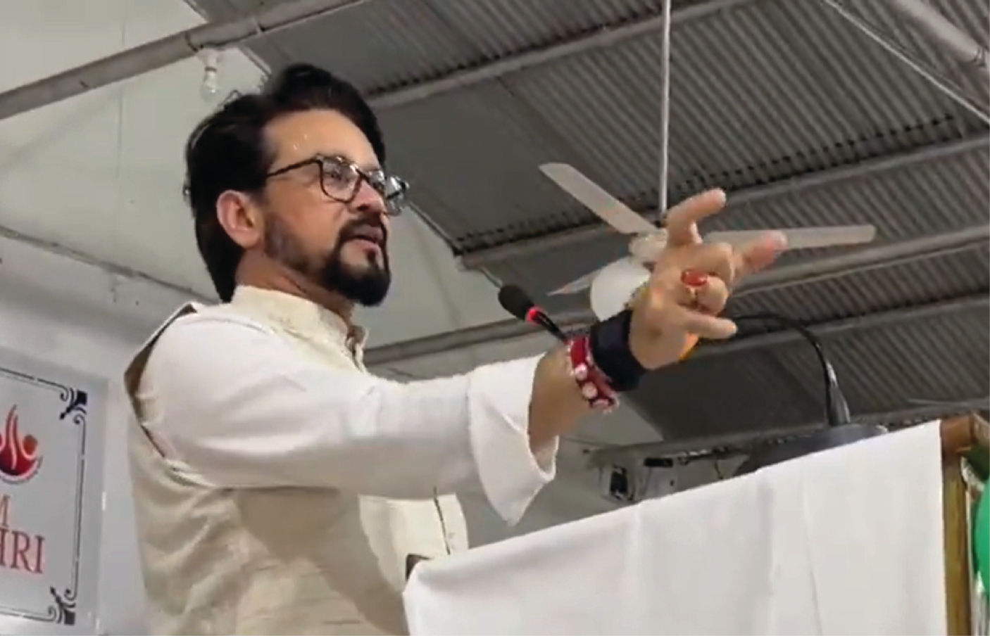 VIDEO : અંતરિક્ષમાં મુસાફરી કરનાર પ્રથમ વ્યક્તિ કોણ હતા? અનુરાગ ઠાકુરનો જવાબ સાંભળી વિદ્યાર્થીઓ આશ્ચર્યમાં