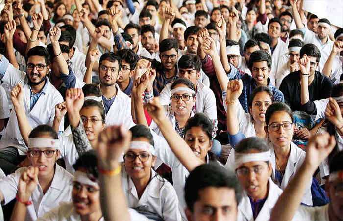 અમદાવાદ: ખાનગી હોસ્પિટલોના તબીબોનો તંત્ર સામે વિરોધ, OPD સહિતની હેલ્થ સિસ્ટમો ખોરવાઈ જતા દર્દીઓના હાલ બેહાલ