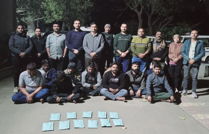 ગાંધીનગર: વલાદ ગામના ખેતરમાં લાઈટના અજવાળે ચાલતા જુગારધામ પર દરોડો, 10 ઝડપાયા, સંચાલક ફરાર