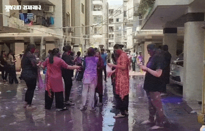 VIDEO | સુરતીઓ ધૂળેટીના રંગ સાથે લાગણીના રંગે રંગાયા, DJ પાર્ટી અને રેઈન ડાન્સથી ઉત્સાહભેર માહોલ