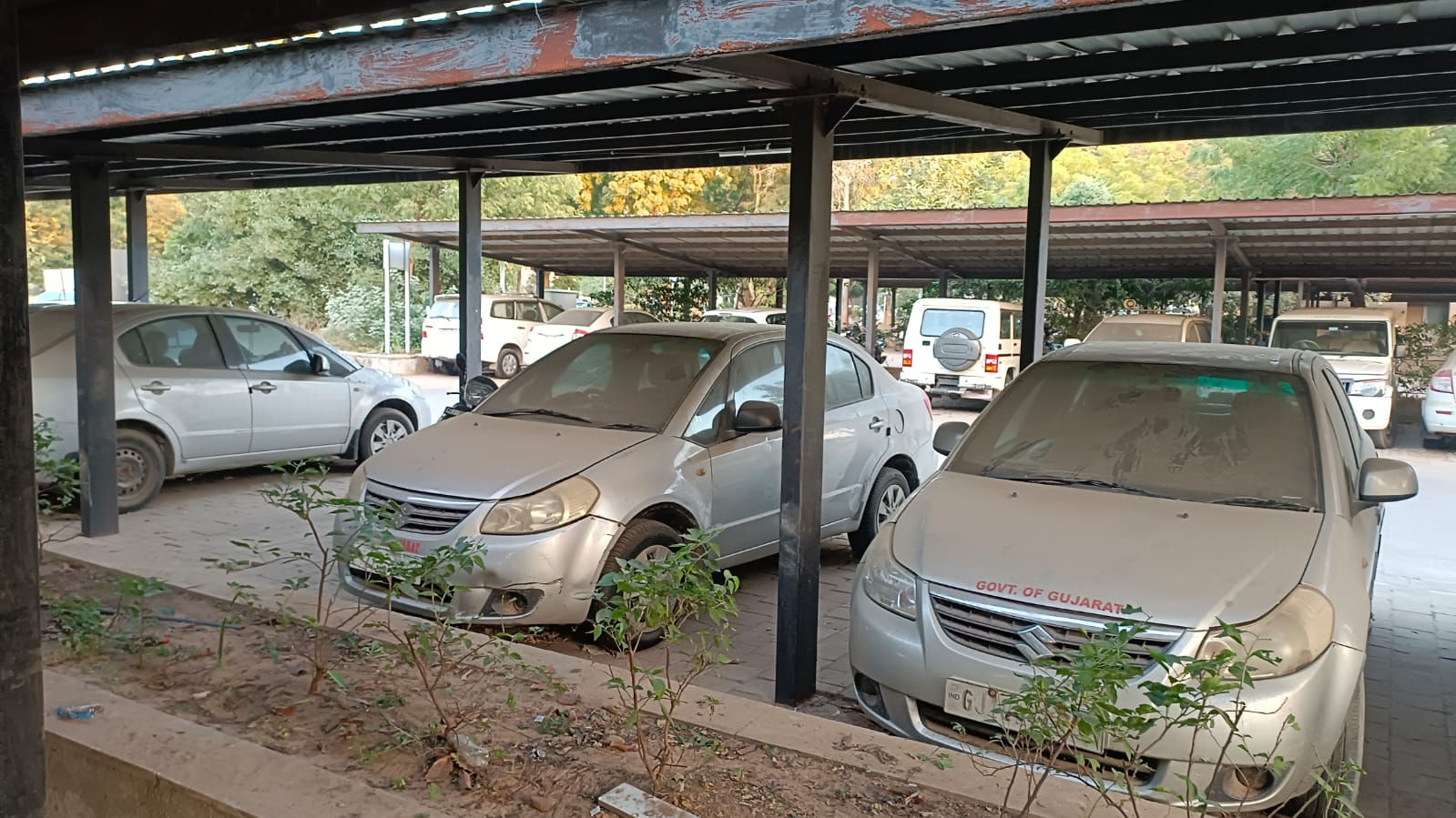 Gujarat govt neglects old vehicles, piling up in Gandhinagar secretariat parking