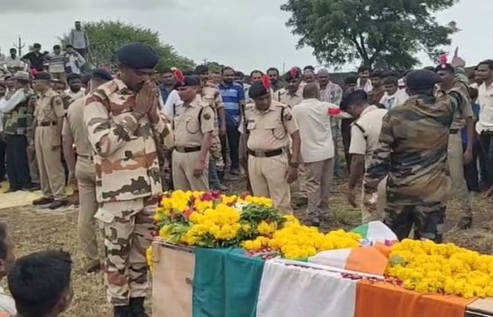 માળિયાના દેવગામે શહીદ જવાનના ગાર્ડ ઓફ ઓનર સાથે અંતિમ સંસ્કાર