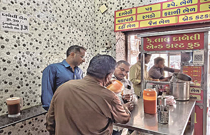 સુરેન્દ્રનગરમાં ખાણી-પીણીની દુકાનોમાં મનપાનું ચેકિંગ