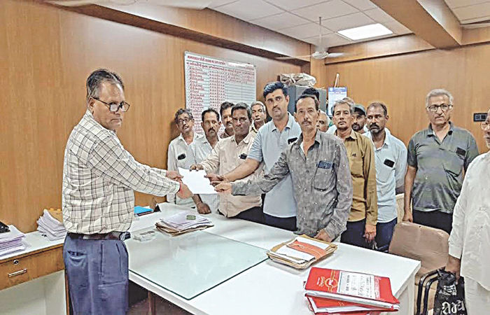 5 વર્ષથી ખેતરમાં વરસાદી પાણી ભરાતાં ખેડૂતો ખેતી છોડવા મજબૂર