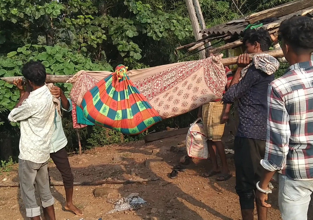 છોટાઉદેપુર જિલ્લાના ક્વાંટ તાલુકામાં  સગર્ભાને ઝોળીમાં નાંખી પાંચ કિ.મી. ખાડાટેકરાવાળા રસ્તે લઇ જવાઇ