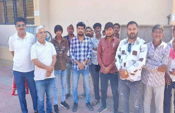 સુરેન્દ્રનગરમાં લારીઓ જપ્ત કરી પરત ન આપતા મનપામાં લારીધારકોનો હોબાળો