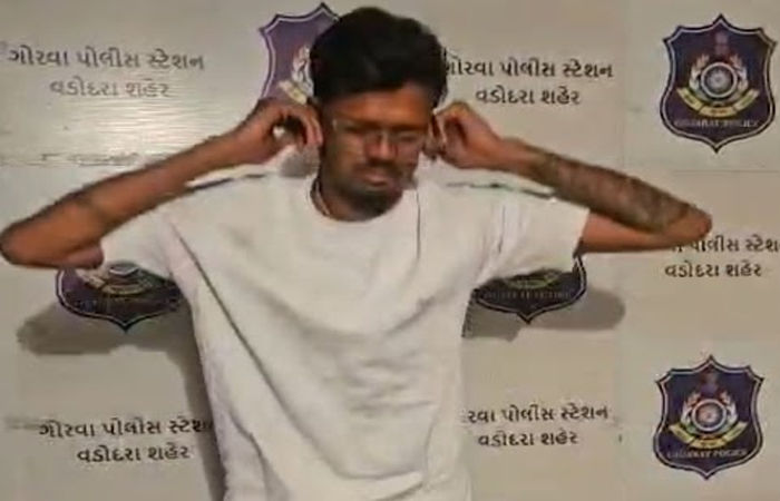 વડોદરાના ગોરવા રોડ પર ટ્રાફિક સિગ્નલ પર ઉભેલા વાહનોની વચ્ચે લઘુશંકા કરનાર યુવકની ધરપકડ