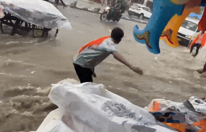 અંબાજીમાં ભાદરવી પૂનમના મેળામાં મેઘરાજા મન મૂકીને વરસ્યા, મેળાની રોનક પર અસર, યાત્રાળુઓની શ્રદ્ધા અડગ