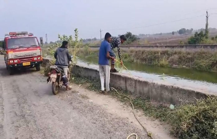 કેનાલમાં આત્મહત્યા કરનાર પિતા-પુત્રના મૃતદેહની 36 કલાક બાદ પણ શોધખોળ