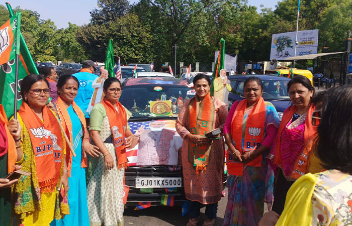 NRIs hold car rally from Ahmedabad to Surat in support of Narendra Modi