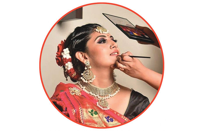 નવવધૂને નિખારતો મેકઅપનો જાદૂ                                      .