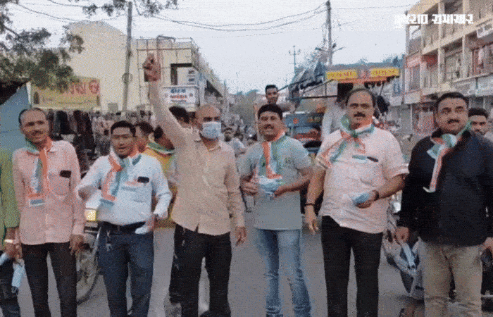 સાવરકુંડલામાં ધૂળિયા રસ્તા મુદ્દે કોંગ્રેસનો માસ્ક વિતરણ સાથે અનોખો વિરોધ, કાર્યકરોનું આંદોલન નિષ્ફળ ગયાનો આક્ષેપ