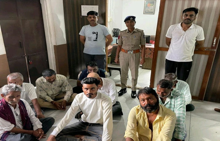 ધ્રાંગાધ્રાના ઇસદ્રા ગામની સીમમાં જુગારના 2 દરોડામાં 14 શકુની ઝડપાયા