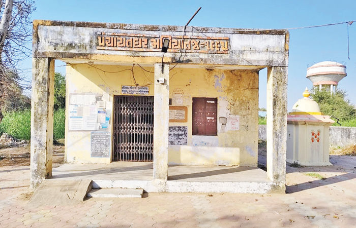 વસોના મલિયાતજ ગામમાં ગ્રામ પંચાયતના જર્જરિત મકાનથી ભય