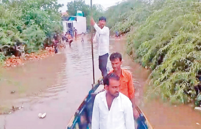 ધ્રાંગધ્રાના નિમકનગરમાં વરસાદી પાણી ભરાતા રહીશોને હોડીનો સહારો લેવો પડયો