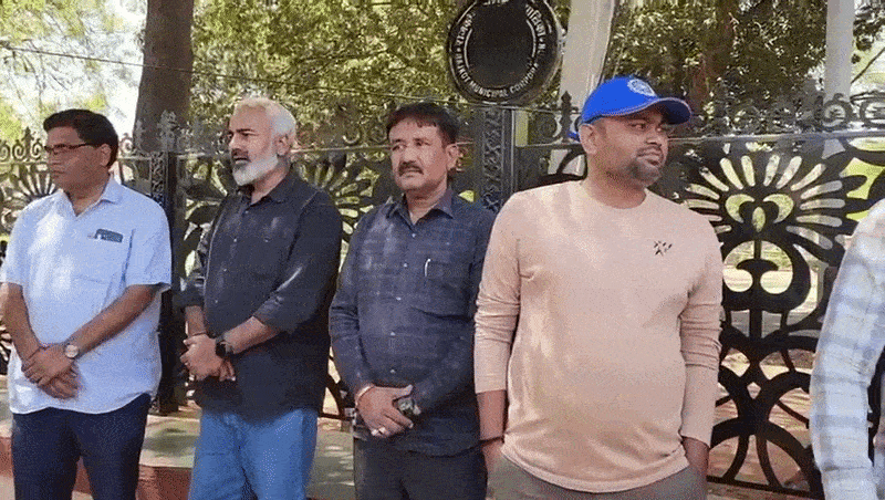 રાજકોટ: પાનના ગલ્લાવાળા પાસેથી હવે આચાર્યોએ દંડ ઉઘરાવવો પડશે? DDOના ફતવા સામે શિક્ષકો લાલઘૂમ