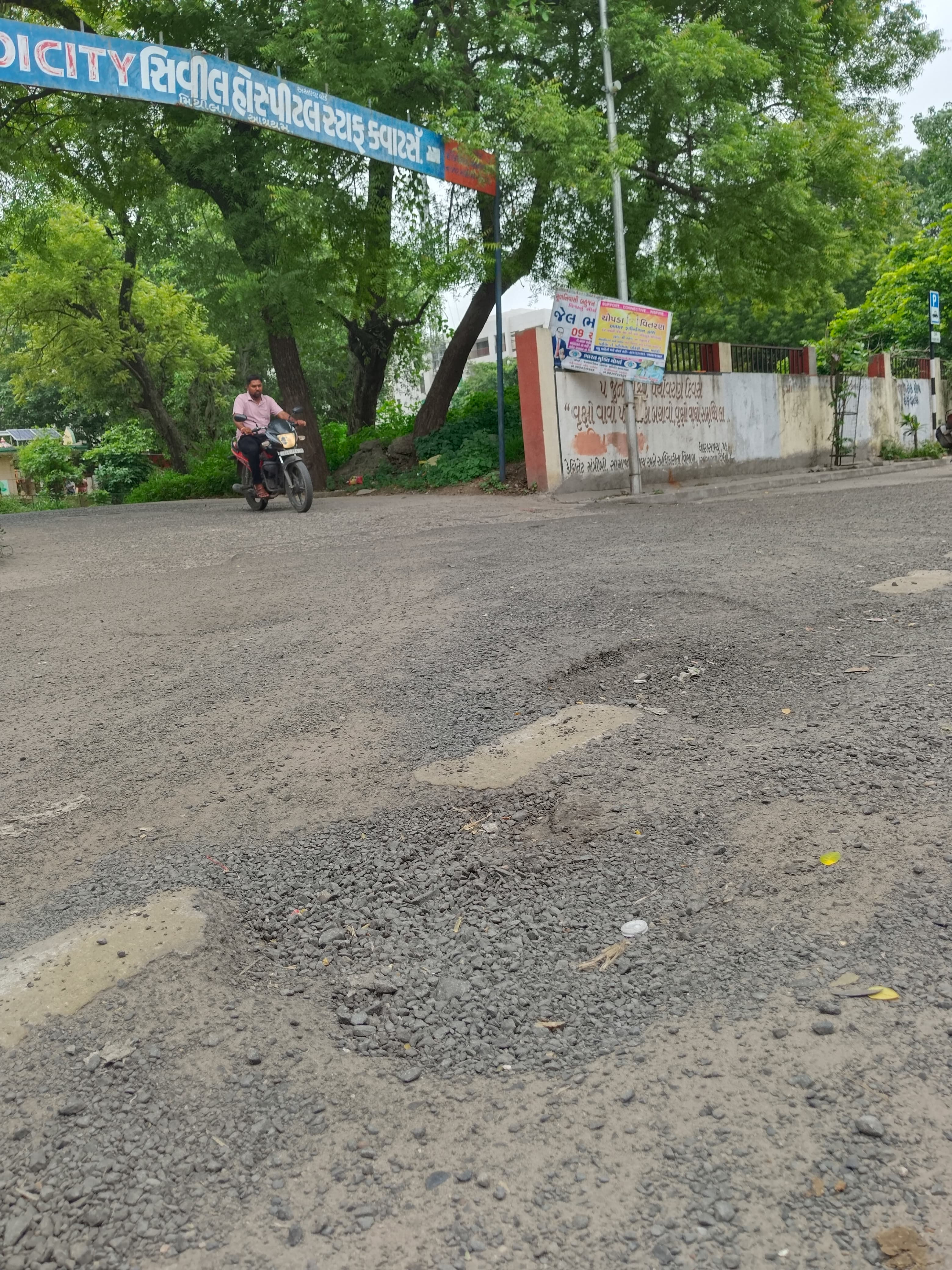રોડ રીસરફેસ કરવા દસ કરોડથી વધુના કોન્ટ્રાકટ છતાં ગોદરેજ ગાર્ડન સિટી હોય કે નિકોલ રોડ ઉપરના ખાડા હજુ પુરાયા નથી