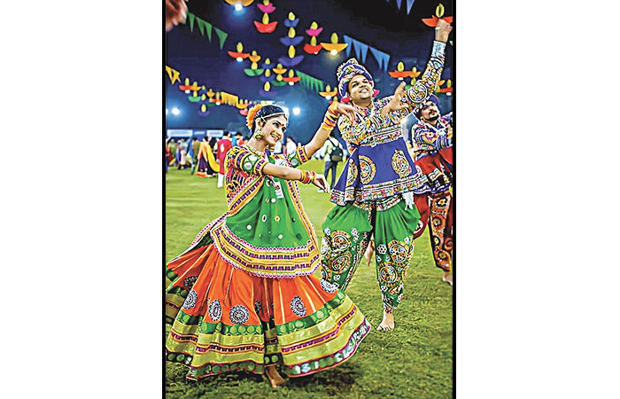 અસ્સલ ગુજરાતી ગરબા ક્યાં ગયા?