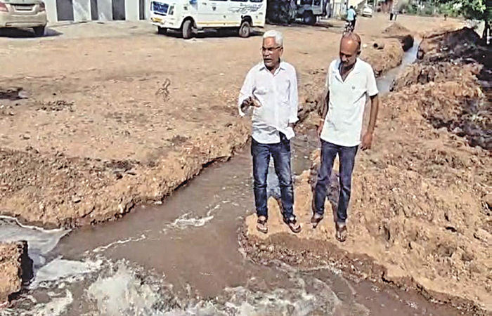 સુરેન્દ્રનગરના વોર્ડ નં.૨મા પાણીની લાઇમાં ભંગાણ થતાં પાણીનો વેડફાટ