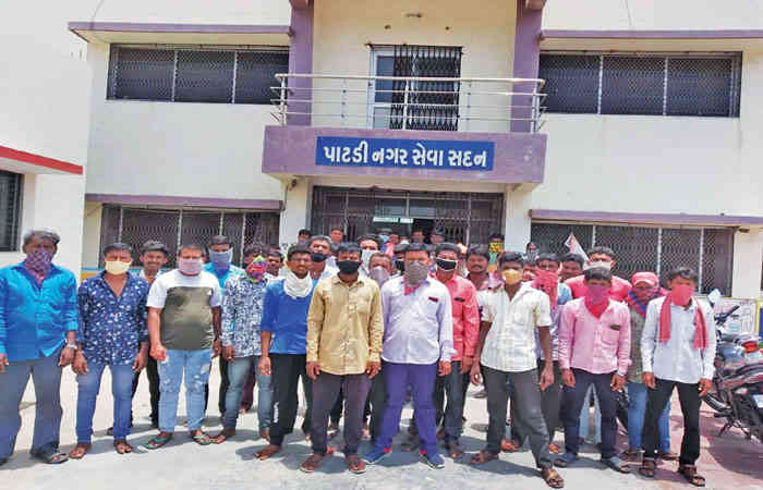 પાટડીમાં લારીઓ વૈકલ્પિક જગ્યાએ ખસેડાતા શાકભાજીવાળાઓનો હલ્લાબોલ