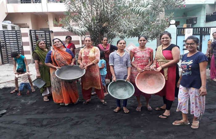 તંત્રની નિંભરતાથી થાકેલા લોકોએ સ્વખર્ચે જ કર્યું રોડનું સમાર કામ