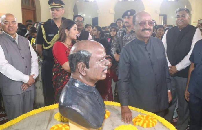 'પબ્લિસિટીના ભૂખ્યાં છે...', પ.બંગાળના રાજ્યપાલે પોતાની પ્રતિમાનું અનાવરણ કરતાં TMC ભડકી