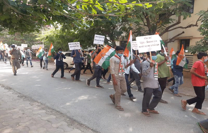 પાલનપુર કોલેજમાં યુનિફોર્મ વિના પ્રવેશ ન અપાતા વિદ્યાર્થીઓનો હોબાળો