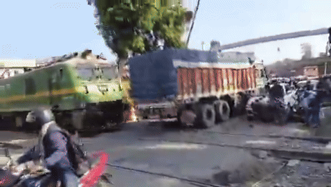 VIDEO: ફાટક પર 'પહેલા હું'ની લ્હાયમાં દુર્ઘટના! ટ્રેને ટ્રકને ફંગોળી, જરાક માટે બચ્યો અનેક મુસાફરોનો જીવ