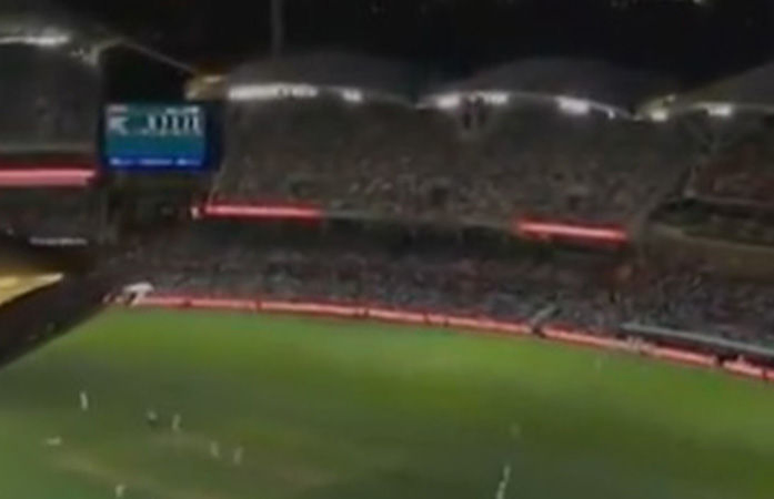 IND vs AUS: ચાલુ મેચમાં બત્તી ગુલ! સ્ટેડિયમમાં છવાયું અંધારું, ગુસ્સે ભરાયો હર્ષિત રાણા
