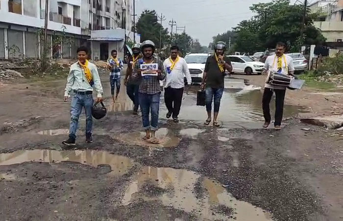 શહેરમાં ઠેર ઠેર રસ્તા પરના ખાડાઓથી નાગરીકો ત્રસ્ત
