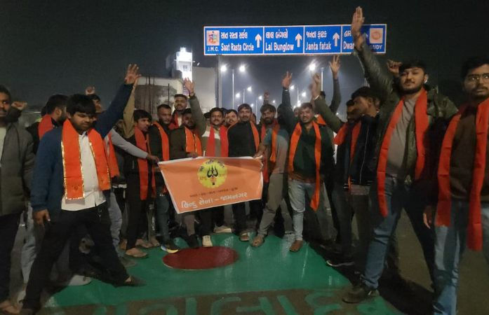 જામનગરમાં બાંગ્લાદેશના ઝંડાને જાહેરમાં કચડી હિન્દુ સેનાએ આક્રોશ વ્યક્ત કર્યો