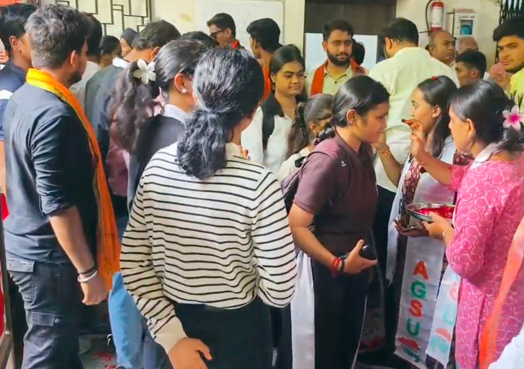 કોમર્સના મેન બિલ્ડિંગ પર વર્ગો હાઉસફુલ થતા વિદ્યાર્થીઓને બીજા યુનિટ પર મોકલાયા