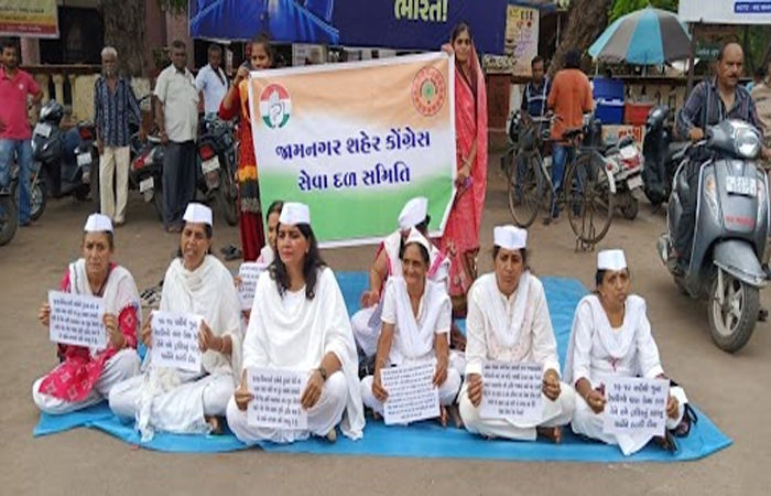 જામનગરમાં રેકડી-પથારાઓના પ્રશ્નને લઈને શહેર કોંગ્રેસ સેવાદળ સમિતિ દ્વારા લાલ બંગલા સર્કલમાં ધરણાં કરાયા